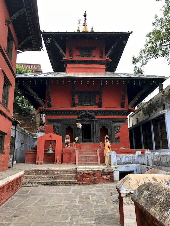 नेपाली मंदिर को कथावाला मंदिर भी कहा जाता है. ये मंदिर अपने काष्ठकला पर आधारित वास्तुकला के लिए जाना जाता है.