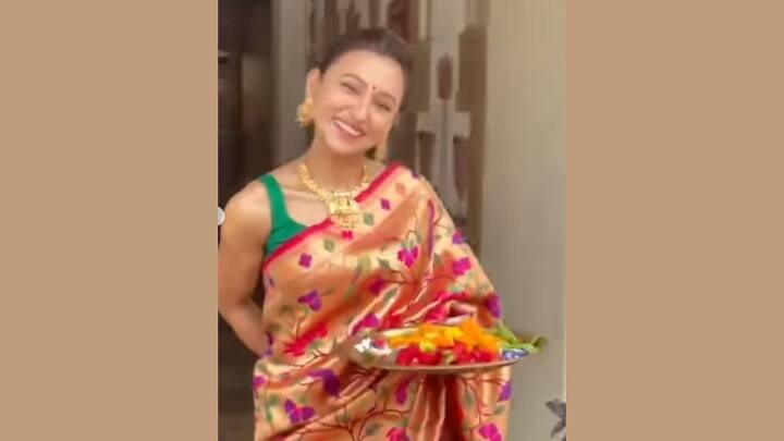 আর পাঁচজন সাধারণ মানুষের মতো দুর্গাপুজোয় মেতে উঠেছেন তারকারাও।