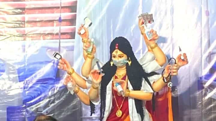দেবীর এখানে রুদ্ররুপ নয়, বরং তিনি এসেছেন চিকিৎসকের বেশে। তাঁর ১০ হাতে অস্ত্র নয়, রয়েছে করোনা মোকাবিলার ১০ রকম সামগ্রী।