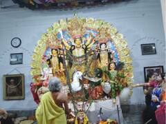 আলো ঝলমলে আভিজাত্যের রোশনাই, শোভাবাজার রাজবাড়িতে সন্ধিপুজোর মুহূর্ত