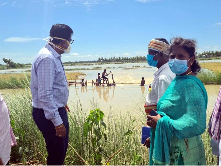 ஒரத்தநாட்டில் வாய்க்கால் உடைப்பு - இருசக்கர வாகனத்தில் சென்று பார்வையிட்ட தஞ்சை ஆட்சியர்