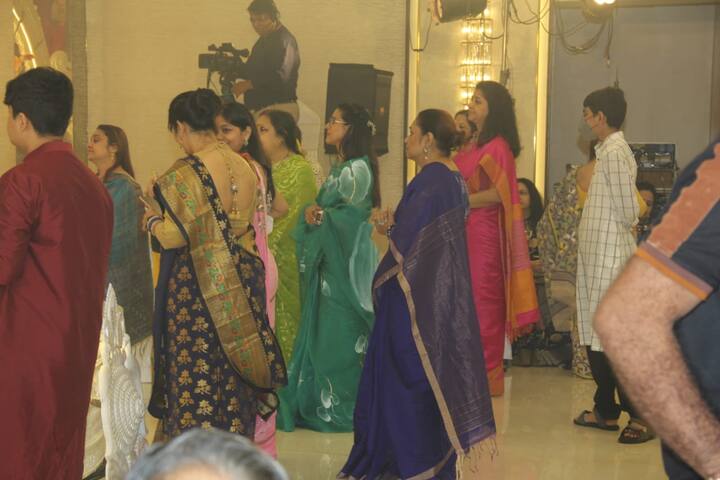 সকলের সঙ্গে সামিল হন পুজোয়।