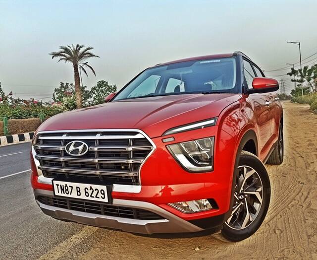 Hyundai Creta- भारत की सबसे पॉपुलर SUV में वेरिएंट या इंजन की परवाह किए बिना सबसे ज्यादा वेटिंग पीरियड के साथ सबसे आगे है. क्रेटा में वर्तमान में ऑटोमैटिक मॉडल जैसे कुछ वेरिएंट के लिए 9 महीने का वेटिंग पीरियड है, जबकि डीजल/मैनुअल वेरिएंट्स के लिए लंबा वेटिंग पीरियड है. क्रेटा की भारी डिमांड के चलते इसकी मांग के मुकाबले प्रोडक्शन कम है.