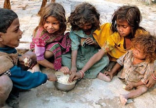 '15.3% பேருக்கு ஊட்டச்சத்துக் குறைபாடு!' - உலகப் பட்டினிக் குறியீட்டில் பின்தங்கிய இந்தியா!