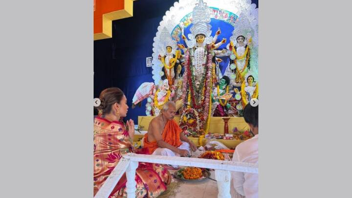অন্যান্য তারকাদের মতো দুর্গাপুজোর আনন্দে মেতে উঠেছেন মিমি চক্রবর্তীও।