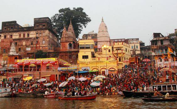 दशाश्वमेध घाट यहां के सबसे पुराने घाटों में से एक है. इस घाट पर स्नान करने के बाद बाबा विश्वनाथ के दर्शन करने का अलग ही महत्व बताया गया है.
