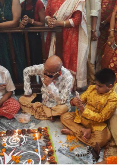 পুজোর সময় ঠাকুর দালানে পাশাপাশি দুই প্রজন্ম।