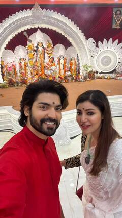 মুম্বইয়ে দুর্গাপুজোয় লাল পাঞ্জাবিতে বাংলার জামাই, পাশে সাদা শাড়িতে স্ত্রী