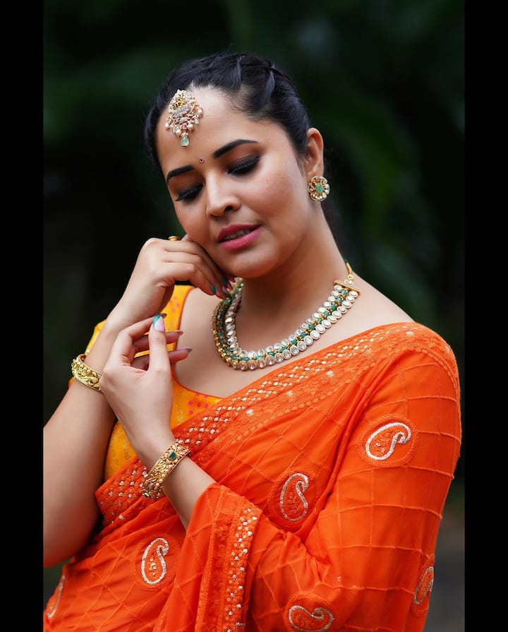 (Image Credit/ Anasuya Instagram)మరోవైపు ఏం జరిగిందిన ప్రశ్నించిన మీడియా మిత్రులపై ఫైరైంది అనసూయ. ‘నేను ఎన్నికల్లో అవకతవకలు జరిగాయని చెప్పలేదు. అఖండ మెజారిటీతో గెలిచానని మీరే రాశారు. కొంచెం న్యూస్ రాస్తున్నప్పుడు ఆలోచించి రాయండి. న్యూస్ రాయండి కానీ క్రియేట్ చేయొద్దు అంటూనే.. నాపై తప్పుడు కథనాలు రాస్తే కోర్టులో కేసు వేస్తా.. అక్కడే తేల్చుకుంటా