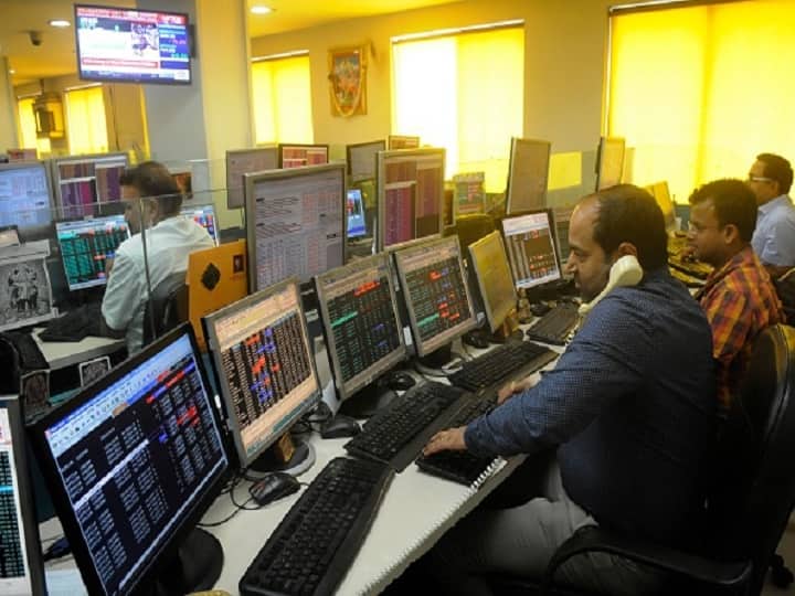 Stock Market closing on 17 January 2022 Sensex close above 61300 nifty close in green level Stock Market: हफ्ते के पहले दिन सेंसेक्स-निफ्टी में रही तेजी, Ultra Cem समेत कई शेयरों में रही खरीदारी