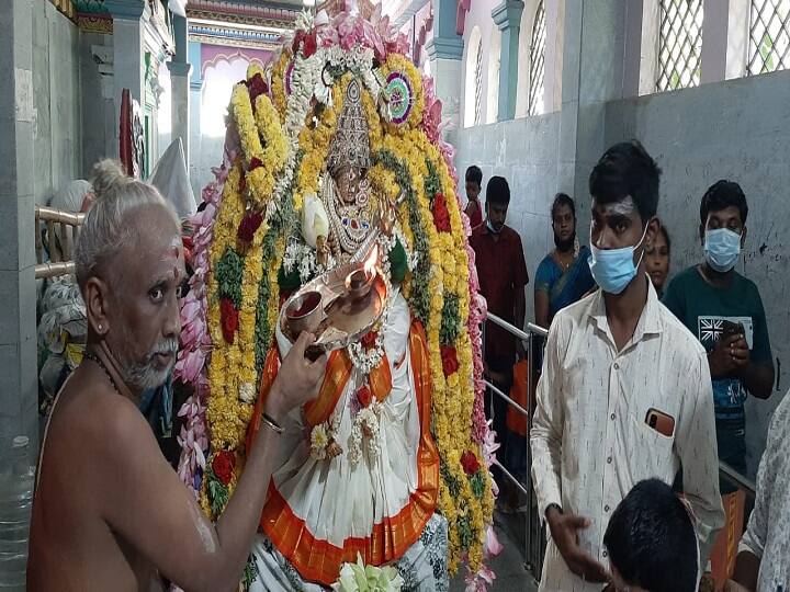 கூத்தனூர் சரஸ்வதி அம்மன் கோயிலில் ஆயுத பூஜையை முன்னிட்டு ஏராளமான பக்தர்கள் சிறப்பு வழிபாடு
