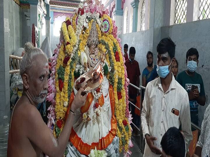 Worship of Koothanoor devotees on the occasion of Saraswati Puja - Vidyarambam program scheduled to be held tomorrow has been canceled சரஸ்வதி பூஜையையொட்டி கூத்தனூர் பக்தர்கள் வழிபாடு- நாளை நடைபெறவிருந்த வித்யாரம்பம் நிகழ்ச்சி ரத்து