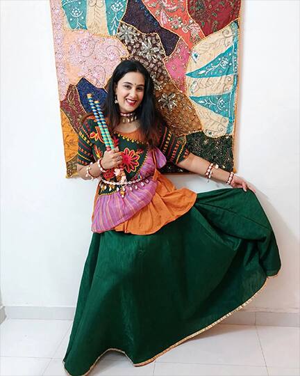 नवरात्रोत्सवानिमित्त सईने खास लूकमधील फोटो सोशल मीडियावर शेअर केले आहेत. (Photo : @sai.lokur/IG)