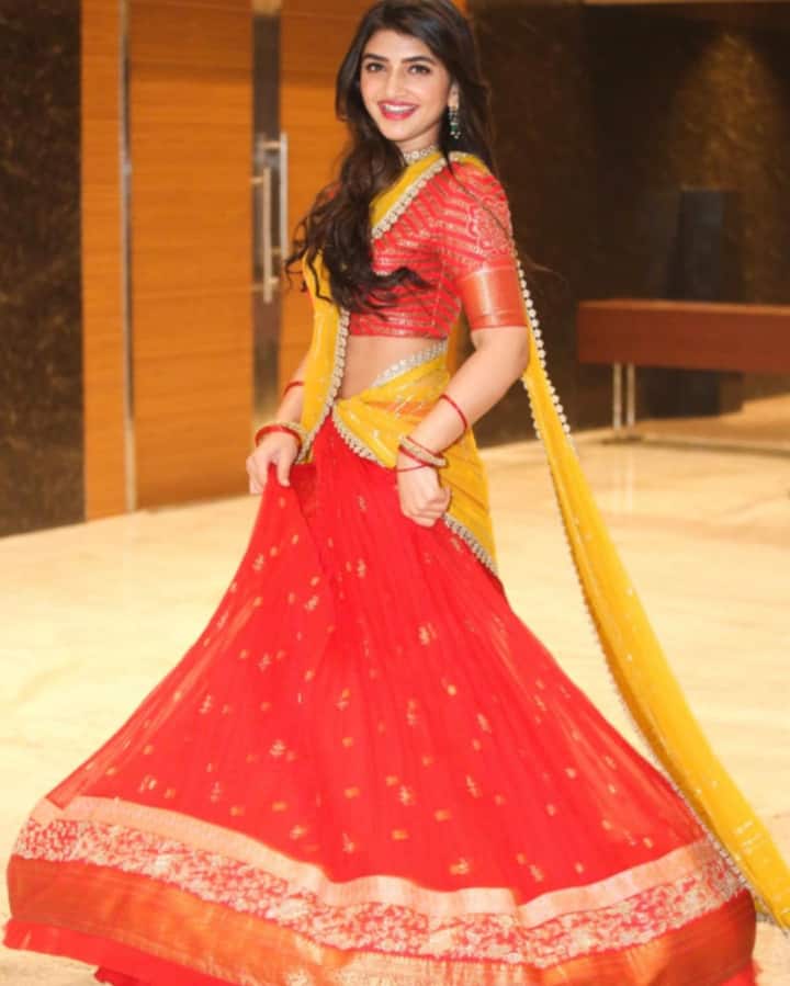 (Image credit: Instagram) నటుడు శ్రీకాంత్ కొడుకు రోషన్ హీరోగా వస్తున్న సినిమా ‘పెళ్లి సందడి’. ఈ సినిమా ద్వారా అందాల ముద్దుగుమ్మ శ్రీలీల హీరోయిన్ గా పరిచయం కాబోతోంది.