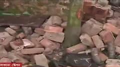 Durga Puja 2021: কলকাতা স্টেশনের কাছে দুর্ঘটনা, বাড়ির পাঁচিল ভেঙে ভিতরে ঢুকে গেল বাস | Bangla News