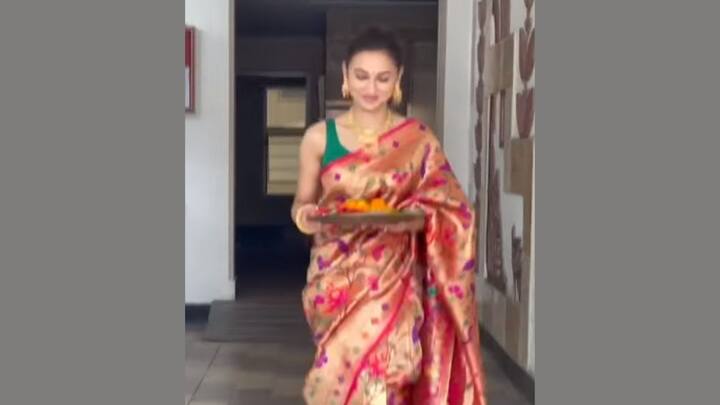 পরণে শাড়ি, হাতে পুজোর থালা নিয়ে অন্যরূপে মিমি চক্রবর্তী।