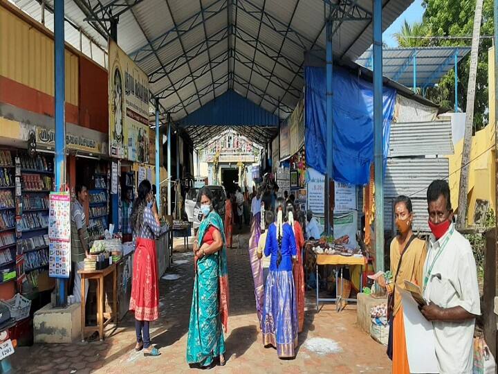 கூத்தனூர் சரஸ்வதி அம்மன் கோயிலில் ஆயுத பூஜையை முன்னிட்டு ஏராளமான பக்தர்கள் சிறப்பு வழிபாடு