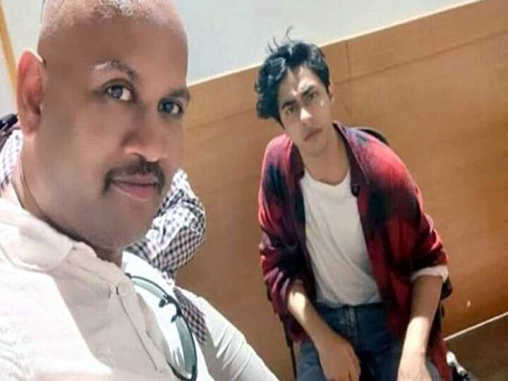 Mumbai Cruise Drug Case Pune Lookout Notice Issued Against Man Who Took  Selfie With Aryan Khan, Witness In Drugs Case | Mumbai Drug Case: आर्यन खान  के साथ सेल्फी लेने वाले शख्स