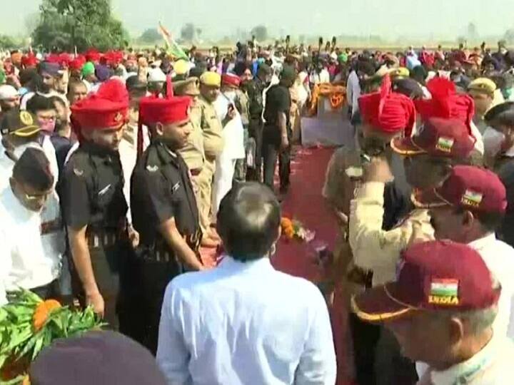 Last rites of Sepoy Saraj Singh performed at his native village in Shahjahanpur, Poonch encounter ANN नम आंखों से हुआ शहीद सारज सिंह का अंतिम संस्कार, पिता बोले- बदला जरूर ले सेना