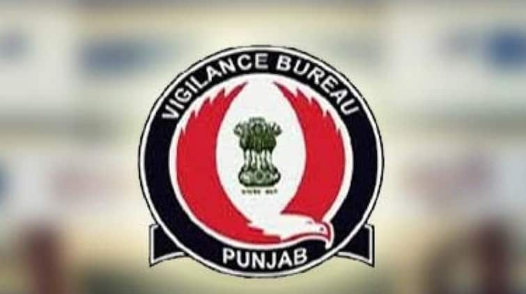 Vigilance arrested a policeman and a private person for taking Rs 10,000 bribe ਵਿਜੀਲੈਂਸ ਨੇ 10,000 ਰੁਪਏ ਰਿਸ਼ਵਤ ਲੈਂਦੇ ਪੁਲਿਸ ਮੁਲਾਜ਼ਮ ਅਤੇ ਇੱਕ ਨਿੱਜੀ ਵਿਅਕਤੀ ਨੂੰ ਕੀਤਾ ਗ੍ਰਿਫਤਾਰ