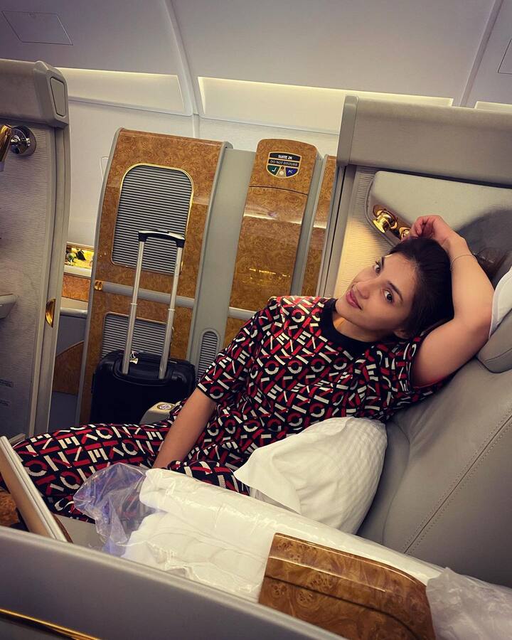 (Image credit: Instagram) సోషల్ మీడియా వచ్చాక తారలు అభిమానులకు మరింత దగ్గరవుతున్నారు. తమ ప్రతి పనిని ఒక్క ఫోటో లేదా వీడియో ద్వారానే పంచుకుంటున్నారు. ఎఫ్3 హీరోయిన్ మెహ్రీన్ పిర్జాదా కూడా ఎప్పటికప్పుడు తన ఫోటోలు ఇన్ స్టాలో అప్ లోడ్ చేస్తూనే ఉంటుంది.