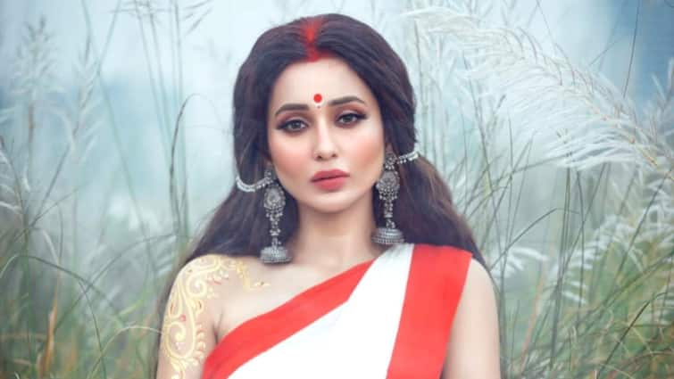 Mimi Chakraborty shares her dhunichi nach video on social media শাড়ি সামলে ধুনুচি নাচ, নবমী নিশিতে আবাসনের পুজোয় মাতলেন মিমি