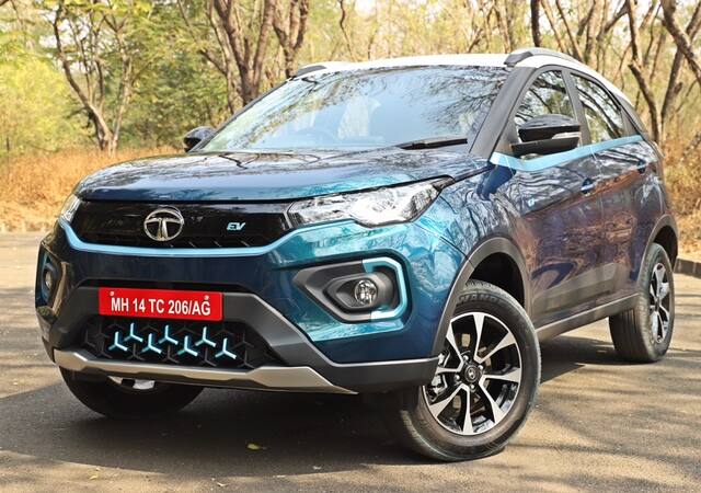 Tata Nexon- कुछ जगहों पर इसका वेटिंग पीरियड चार महीने का है. जबकि इस पॉपुलर एसयूवी Nexon का कई जगह वेटिंग पीरियड दो से तीन महीने का है. हाल ही में टाटा नेक्सॉन की बिक्री में इजाफा देखा गया. वहीं कुछ शहरों में ईवी वर्जन की भारी डिमांड के साथ लंबा वेटिंग पीरियड है.