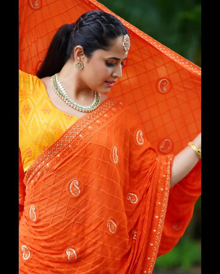 (Image Credit/ Anasuya Instagram)ఓ వైపు 'మా' రచ్చ నడుస్తుండగానే మరోవైపు సోషల్ మీడియాలో లేటెస్ట్ ఫొటోస్ షేర్ చేసింది అనసూయ. లంగా ఓణీ , నగలతో దసరా పండుగ మొత్తం ఆమె దగ్గరే ఉన్నట్టుందంటున్నారంతా.
