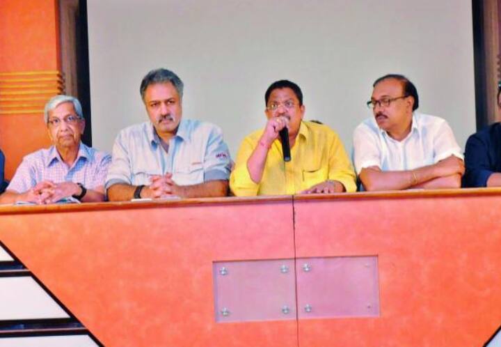 Producers appeal to governments to solve Telugu film industry problems Tollywood Producers :  సినీ ఇండస్ట్రీ అంటే నలుగురు పెద్దవాళ్లు కాదు..వేల మంది కార్మికులు ! చల్లగా చూడాలని ప్రభుత్వాలకు నిర్మాతల విజ్ఞప్తి !