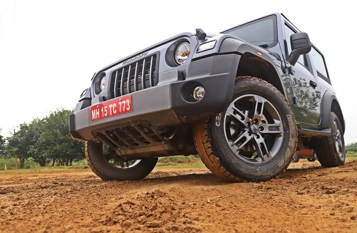 Mahindra Thar- लॉन्च होने के बाद से थार को अपनी नई जेनरेशन को काफी पसंद की जा रही है. इसके डीजल ऑटोमैटिक या पेट्रोल ऑटोमैटिक जैसे वेरिएंट के लिए वेटिंग पीरियड करीब एक साल तक का है. प्रोडक्शन में आ रही दिक्कतों के साथ थार के लिए अभी आपको बहुत इंतजार करना होगा.