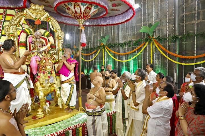 వాహ‌న‌సేవ అనంత‌రం సుప్రీం కోర్టు ప్రధాన న్యాయమూర్తి జస్టిస్ ఎన్వీ ర‌మ‌ణ శ్రీ‌వారిని ద‌ర్శించుకున్నారు.