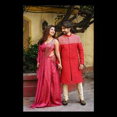 মুম্বইয়ে দুর্গাপুজোয় লাল পাঞ্জাবিতে বাংলার জামাই, পাশে সাদা শাড়িতে স্ত্রী