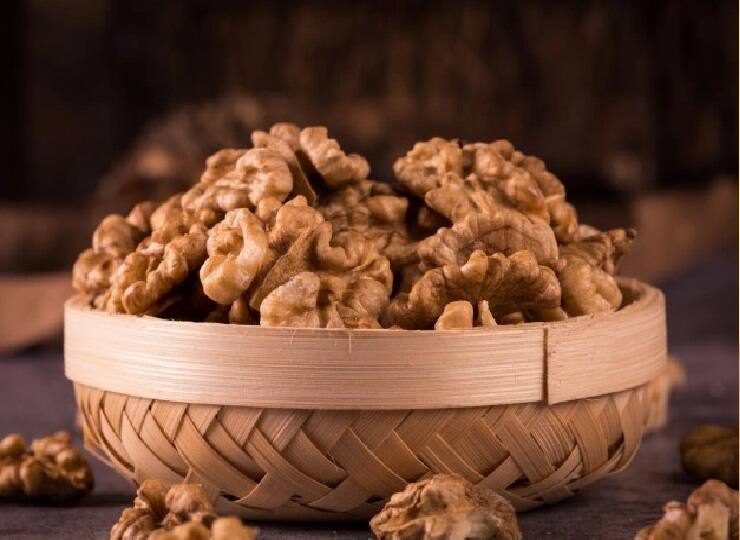 Use soaked Walnuts To Control Blood Sugar in Diabetic Patients Blood Sugar Control Tips: डायबिटीज कंट्रोल करने के लिए रामबाण है अखरोट, जानें इसके कई स्वास्थ्य लाभ