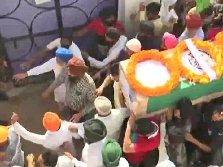 Mortal remains of Sepoy Saraj Singh arrives at his residence in UP Shahjahanpur शाहजहांपुर पहुंचा शहीद सारज सिंह का पार्थिव शरीर, अंतिम दर्शन के लिए उमड़ा जनसैलाब