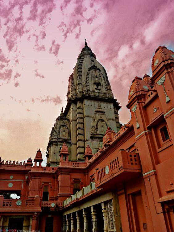 नया विश्वनाथ मंदिर भी यहां का नया आकर्षण है. इसकी संरचना काशी विश्वनाथ मंदिर के आधार पर ही की गई है.