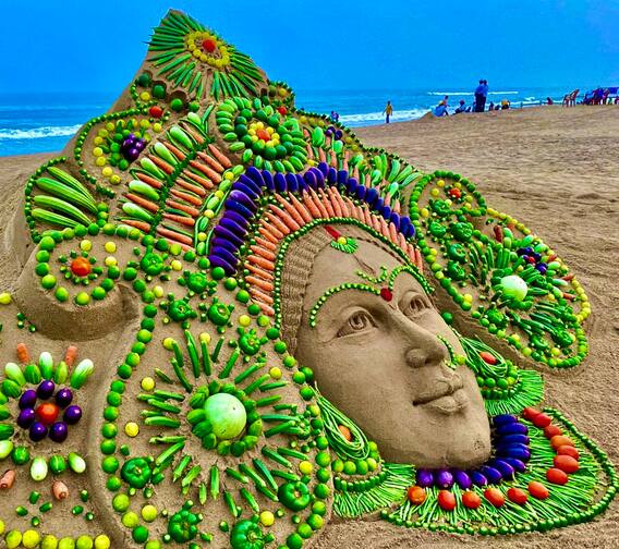 Sudarsan Pattnaik sand Art: మొన్న గవ్వలతో... నేడు కూరగాయలతో... అమ్మవారి సైకత శిల్పం