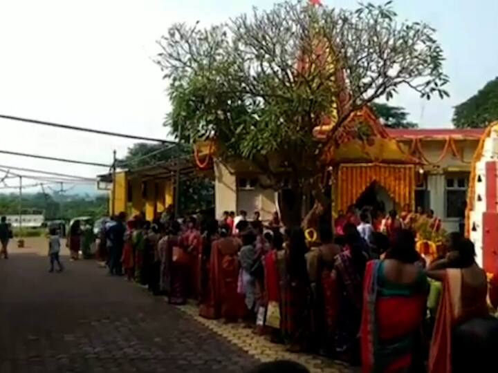 मुख्य मंदिरात श्री बापुजीबुवा आणि श्री कालिकाई यांच्या स्वयंभू मुर्ती आहेत आणि हे श्री बापुजीबुवा श्री कालिकाई देवस्थान हजारो भाविक भक्तांचे श्रध्दास्थान आहे.