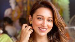 বেনারসির সঙ্গে সোনার গয়না, নবমীতে সাবেকি সাজে নজর কাড়লেন মিমি