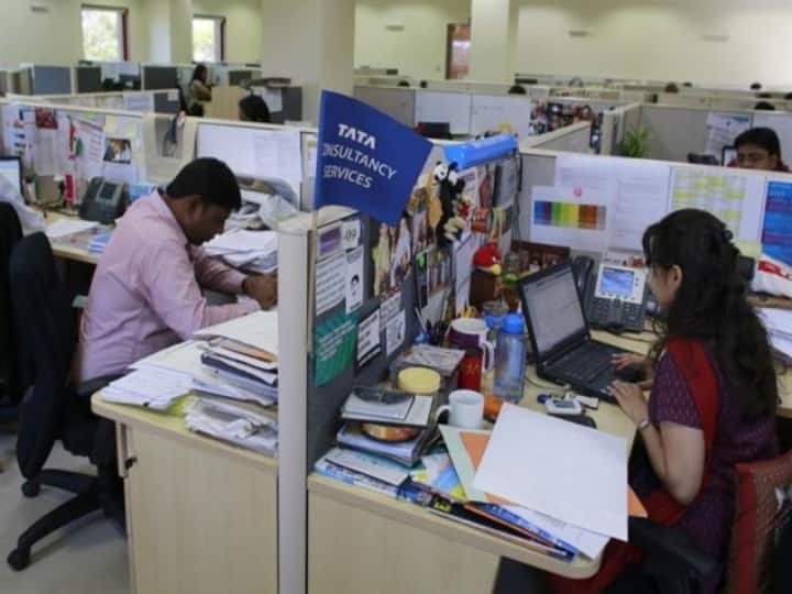 IT Job Alert TCS Infosys plan to hire 90k employees this fiscal year TCS-Infosys में नौकरियों की भरमार, 90,000 से ज्यादा लोगों को मिलेगी नौकरी, WFH भी रहेगा जारी