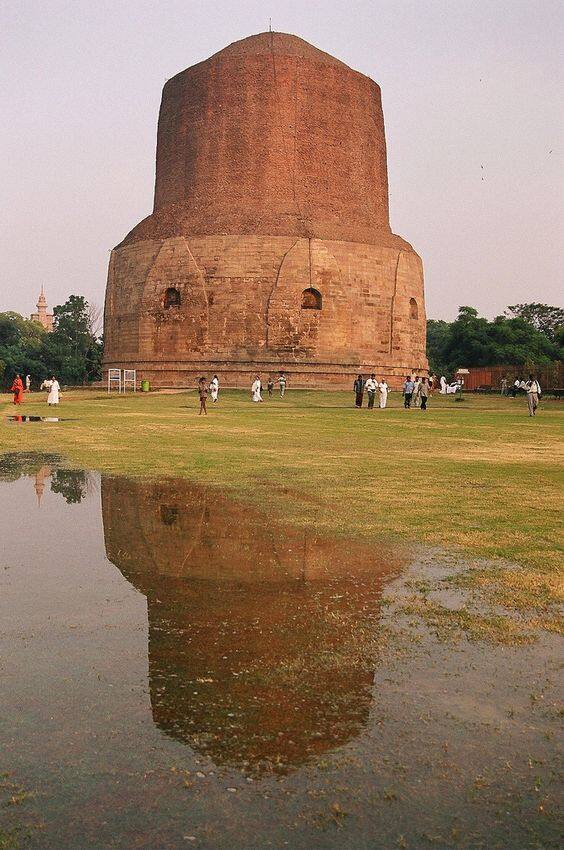 वाराणसी जाने वाले भगवान बुद्ध के स्थल सारनाथ जरूर जाते हैं. यहां आपको बुद्ध के बारे में और जानकारी हासिल होगी.