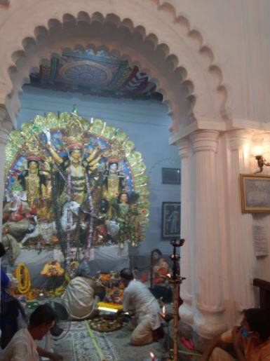 এ বছর এই ঐতিহাসিক পুজো পা দিল ২৬৫তম বছরে। এই মুহূর্তে সেই পুজোরই চলছে প্রস্তুতি। ঠাকুর দালানে এই মুহূর্তে চলছে মায়ের সাজপর্ব।