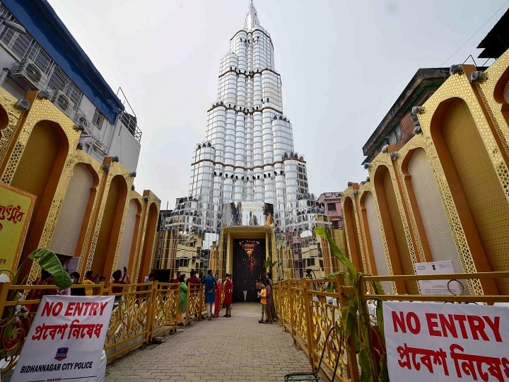 Kolkata, Burj Khalifa Durga Puja pandal closed due to overcrowding, laser show also closed ann कोलोकाता: बहुत ज्यादा भीड़ के चलते बंद हुआ 'बुर्ज खलीफा' दुर्गा पूजा पंडाल, लेजर शो भी बंद हुआ