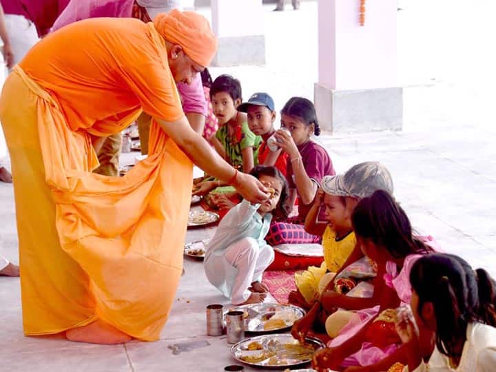 CM Yogi Adityanath perform Kanya Pujan in Gorakhnath Mndir ann CM Yogi in Navmi Pujan: सीएम योगी ने नवमी पर कन्‍याओं के पांव पखारे, कहा- नारी सशक्तिकरण की ओर बढ़ने की प्रेरणा देता है कन्‍यापूजन