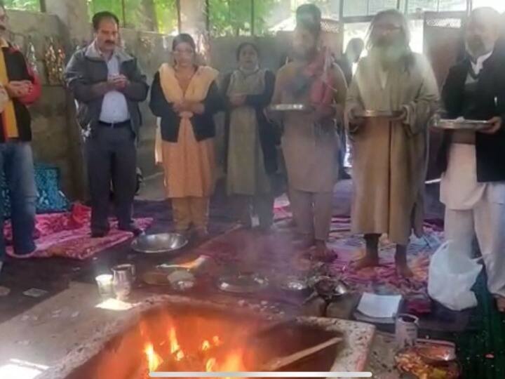 Maha Navami Puja of kashmiri pandit in Bhadrakali Temple and Durga Nath temple in kashmir amid terror threat ANN Maha Navami Puja: महानवमी के मौके पर उत्तरी कश्मीर में भद्रकाली के मंदिर में हुई विशेष पूजा