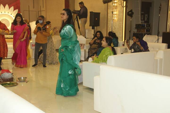 গাঢ় সবুজ শাড়িতে নিজেকে মহানবমীতে সাজিয়েছেন অভিনেত্রী কাজল।