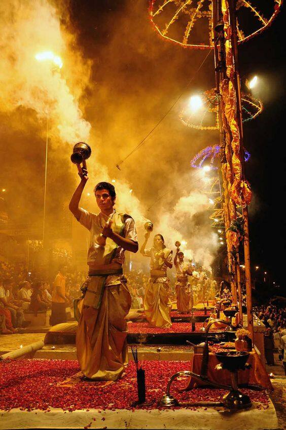 वाराणसी गए और गंगा आरती नहीं देखी तो कुछ भी नहीं देखा. दशाश्वामेध घाट पर होने वाली शाम की आरती में जरूर जाएं.