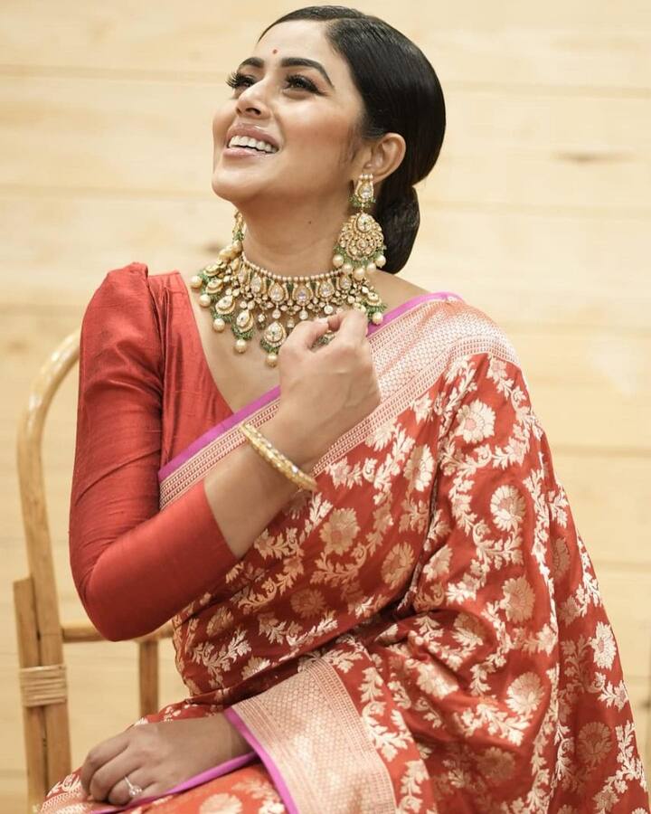 (Image Credit/ shamnakasim Instagram) హీరోయిన్ పూర్ణ కెరీర్ అద్భుతంగా ఉందని చెప్పలేకపోయినా నిరాశగా అయితే లేదని చెప్పొచ్చు. ఇమేజ్ కి తగ్గా ఆఫర్లతో బిజీగానే ఉంటోంది. రవిబాబు 'అవును' సినిమాతో టాలీవుడ్ ప్రేక్షకులకు దగ్గరైన పూర్ణ  అల్లరి నరేష్ హీరోగా వచ్చిన  'సీమ టపాకాయ్' తో హిట్టందుకుంది.