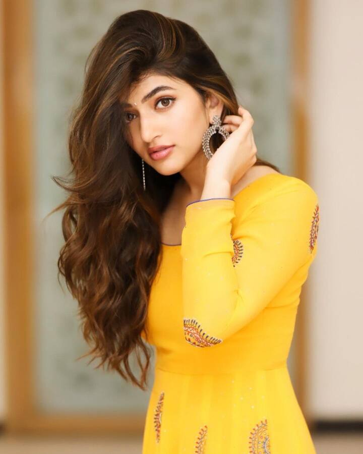 (Image credit: Instagram) శ్రీలీల ఒక్క పక్క డాక్టర్ చదువుతూనే మరో పక్క యాక్టింగ్ కూడా చేస్తోంది.