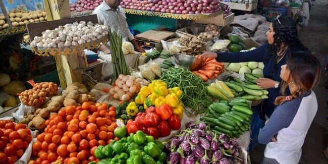 inflation hit in sri lanka sri lanka vegetable price hike tomato by rs 200 a kg and chilli beyond rs Sri Lanka Inflation: શ્રીલંકામાં મોંઘવારીનો માર, ટામેટા 200 રૂપિયા પ્રતિ કિલો અને મરચાં 700ને પાર, દૂધના ભાવમાં પણ બેફામ વધારો