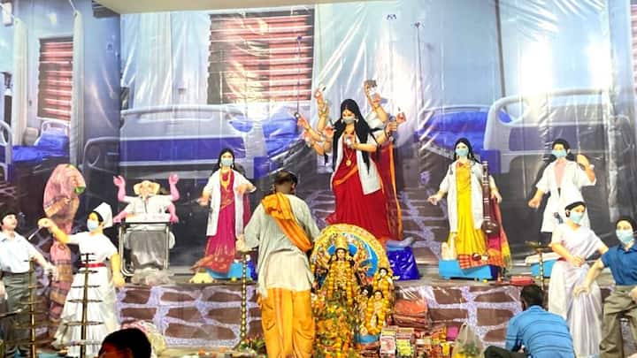 গোটা মণ্ডপ জুড়ে ফুটিয়ে তোলা হয়েছে টিকাকরণের দৃশ্য। লক্ষ্মী, সরস্বতী, কার্তিক প্রত্যেকের মুখেই রয়েছে মাস্ক।